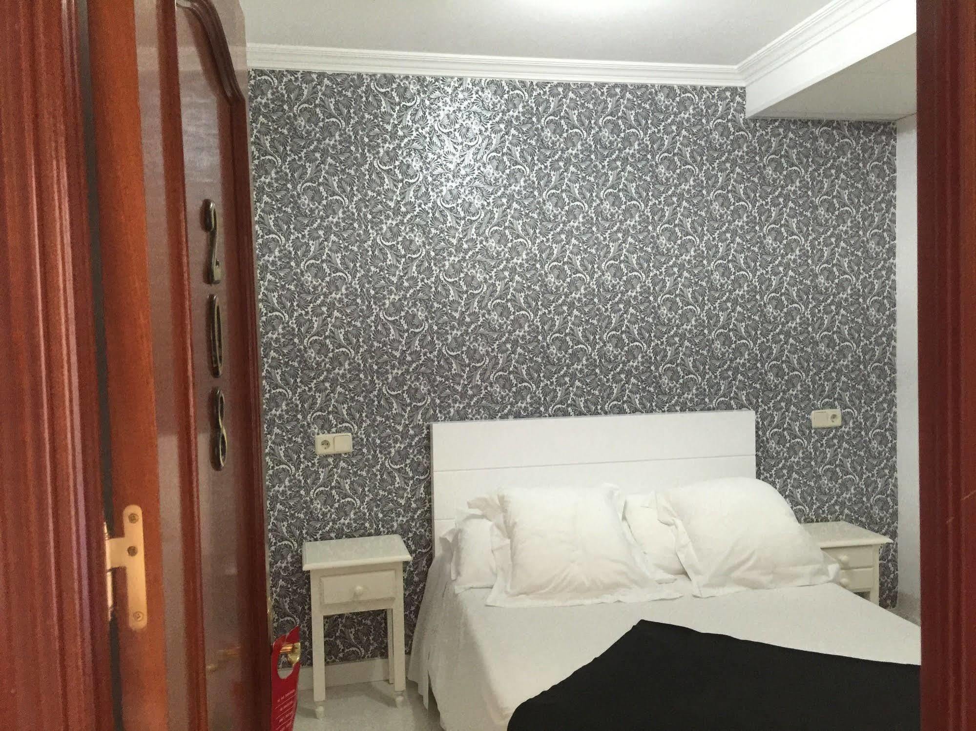 Hostal La Estrella Madrid Exterior foto